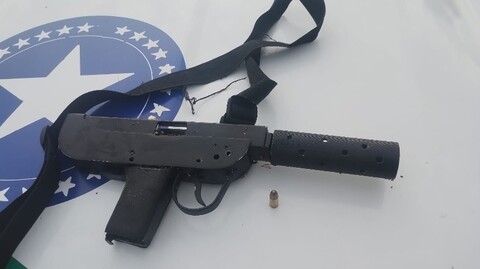 ABANDONARAM A METRALHADORA - Em intenso tiroteio bandidos atacam a polícia nos fundos da Faro; fogem pra mata, deixando armas e equipamentos

